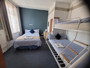 Habitación familiar, varias camas, baño privado | Tabla de planchar con plancha, wifi gratis, ropa de cama