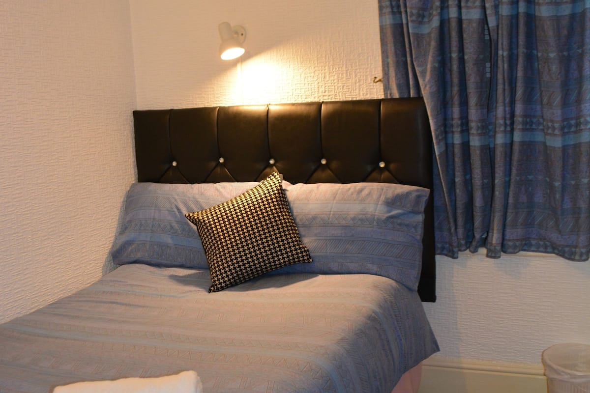 Habitación Confort doble, 1 cama doble, baño privado (Room 9) | Tabla de planchar con plancha, wifi gratis, ropa de cama