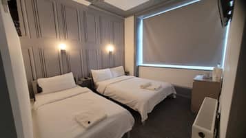Tabla de planchar con plancha, wifi gratis y ropa de cama