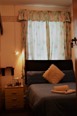 Habitación Confort doble, 1 cama doble, baño privado | Tabla de planchar con plancha, wifi gratis, ropa de cama