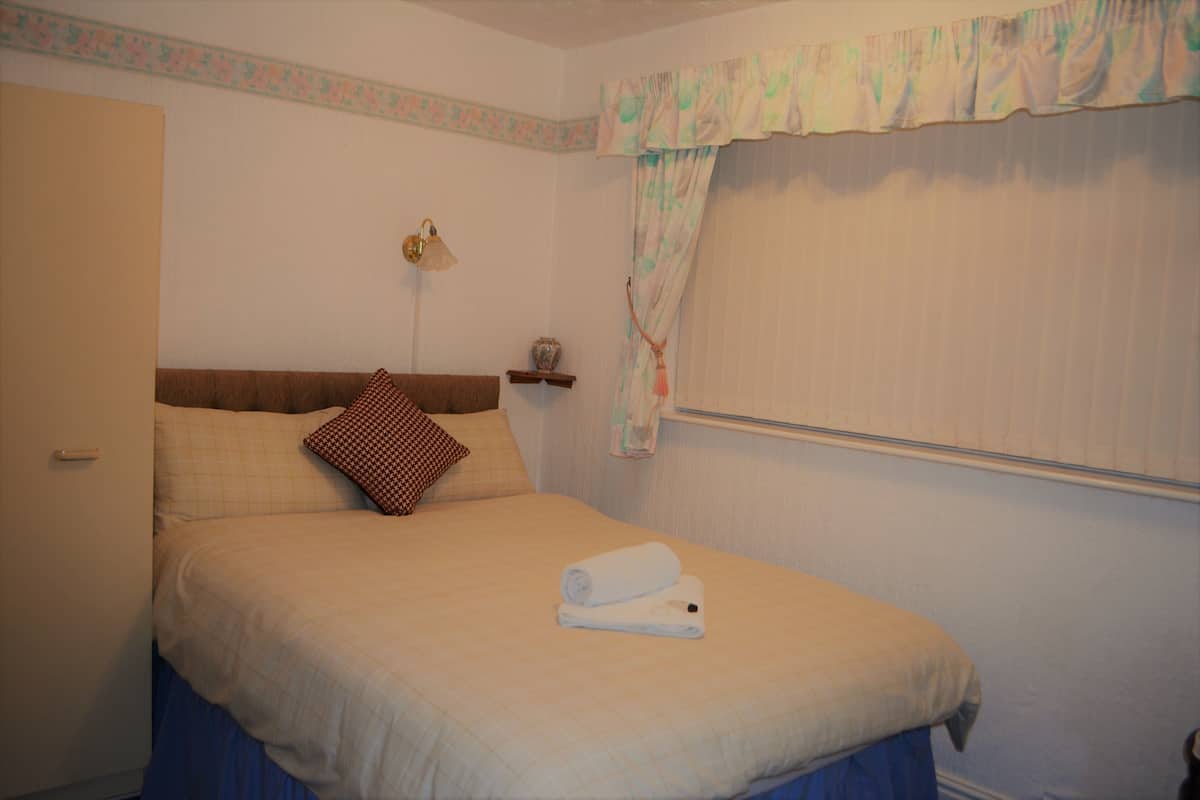 Habitación Confort doble, 1 cama doble, baño privado (Room 8) | Tabla de planchar con plancha, wifi gratis, ropa de cama