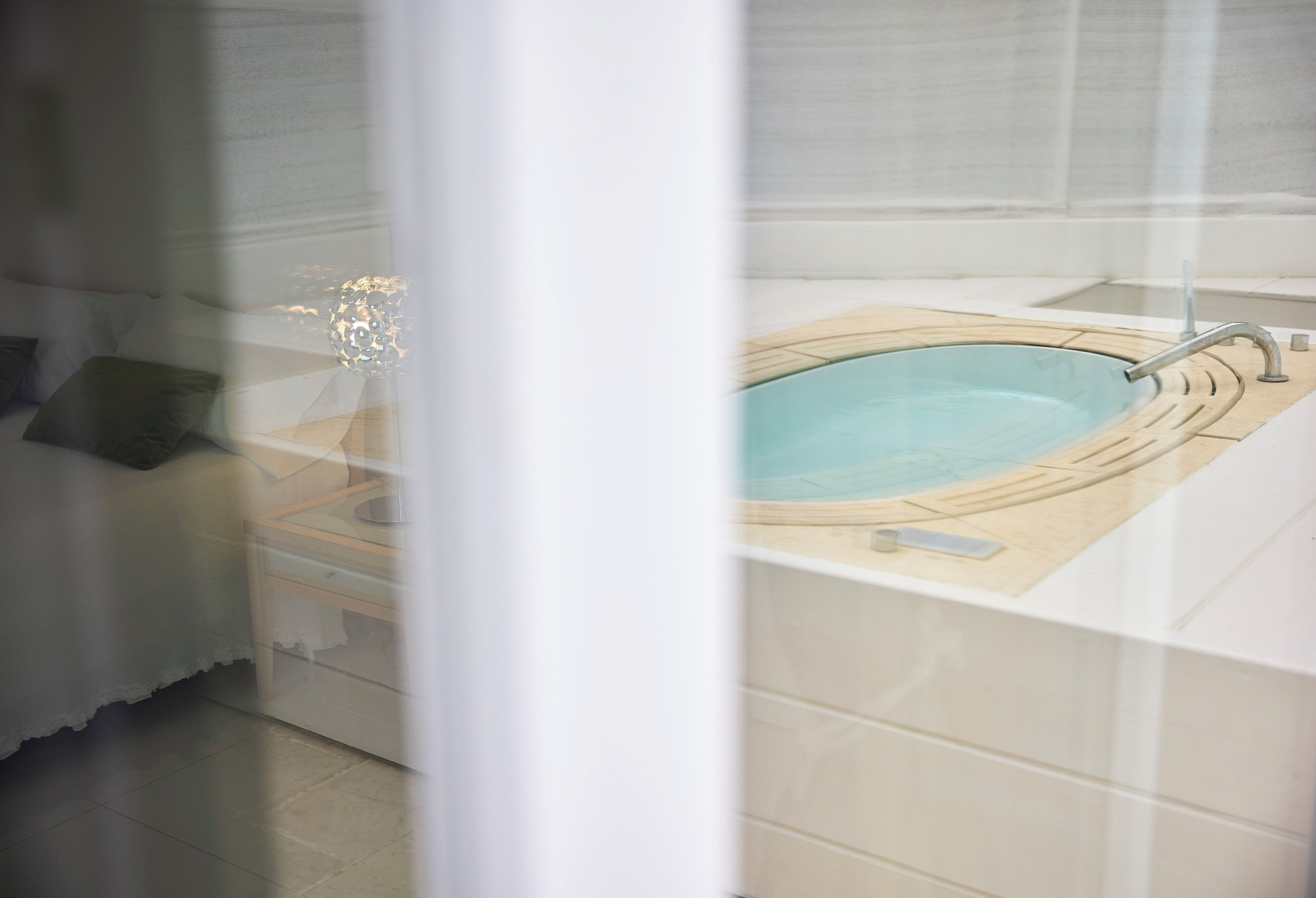 Un baño con bañera, inodoro y lavamanos.
