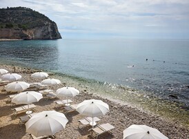 Praia particular, espreguiçadeiras, guarda-sóis