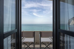 Quarto casal standard, sacada, vista para o mar | Roupas de cama premium, frigobar, cofres nos quartos, escrivaninha