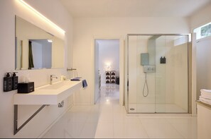 Ducha, artículos de tocador gratuitos, toallas