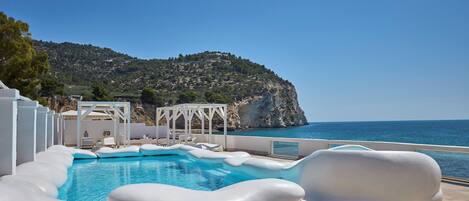Seasonal outdoor pool, an infinity pool