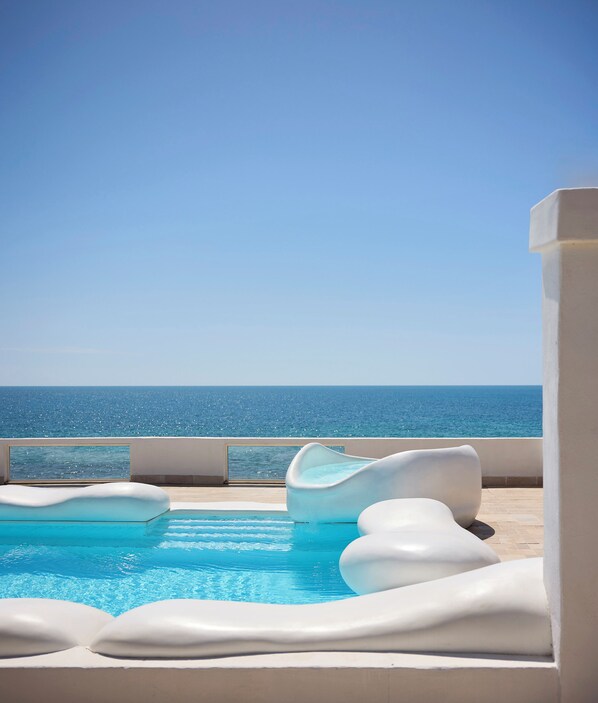 Seasonal outdoor pool, an infinity pool