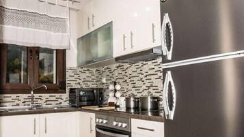 Villa familiar (Sunrise) | Cocina privada | Refrigerador con congelador, microondas, horno y parrilla de estufa