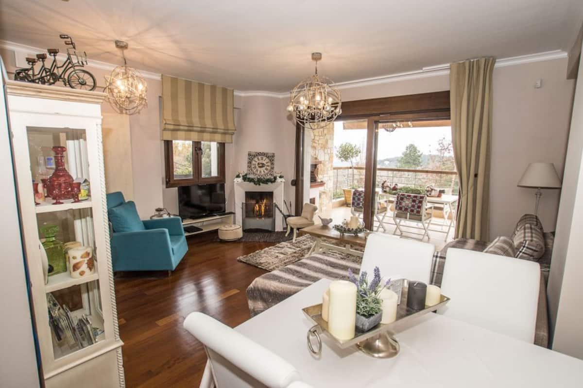 Villa familiar (Sunrise) | Área de sala de estar | Televisión de pantalla plana y chimenea 