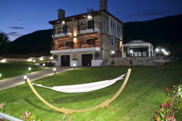 Façade de l’hébergement - soirée/nuit