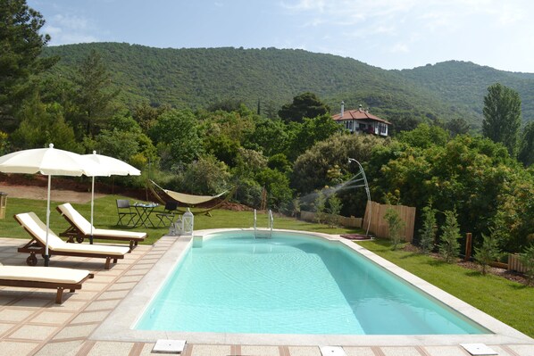 Außenpool, geöffnet von 08:00 Uhr bis 20:00 Uhr, Sonnenschirme