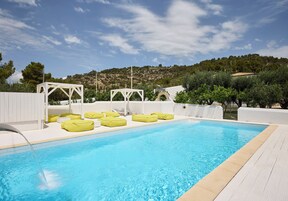 Seasonal outdoor pool, a rooftop pool, pool umbrellas, sun loungers