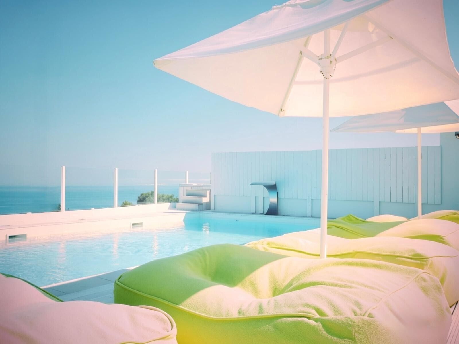 Una piscina al aire libre de temporada, una piscina en la azotea