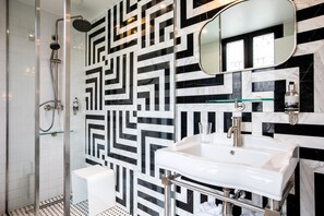 Dusche, kostenlose Toilettenartikel, Haartrockner, Handtücher