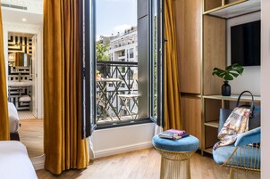 Ropa de cama de alta calidad, minibar, caja fuerte y escritorio