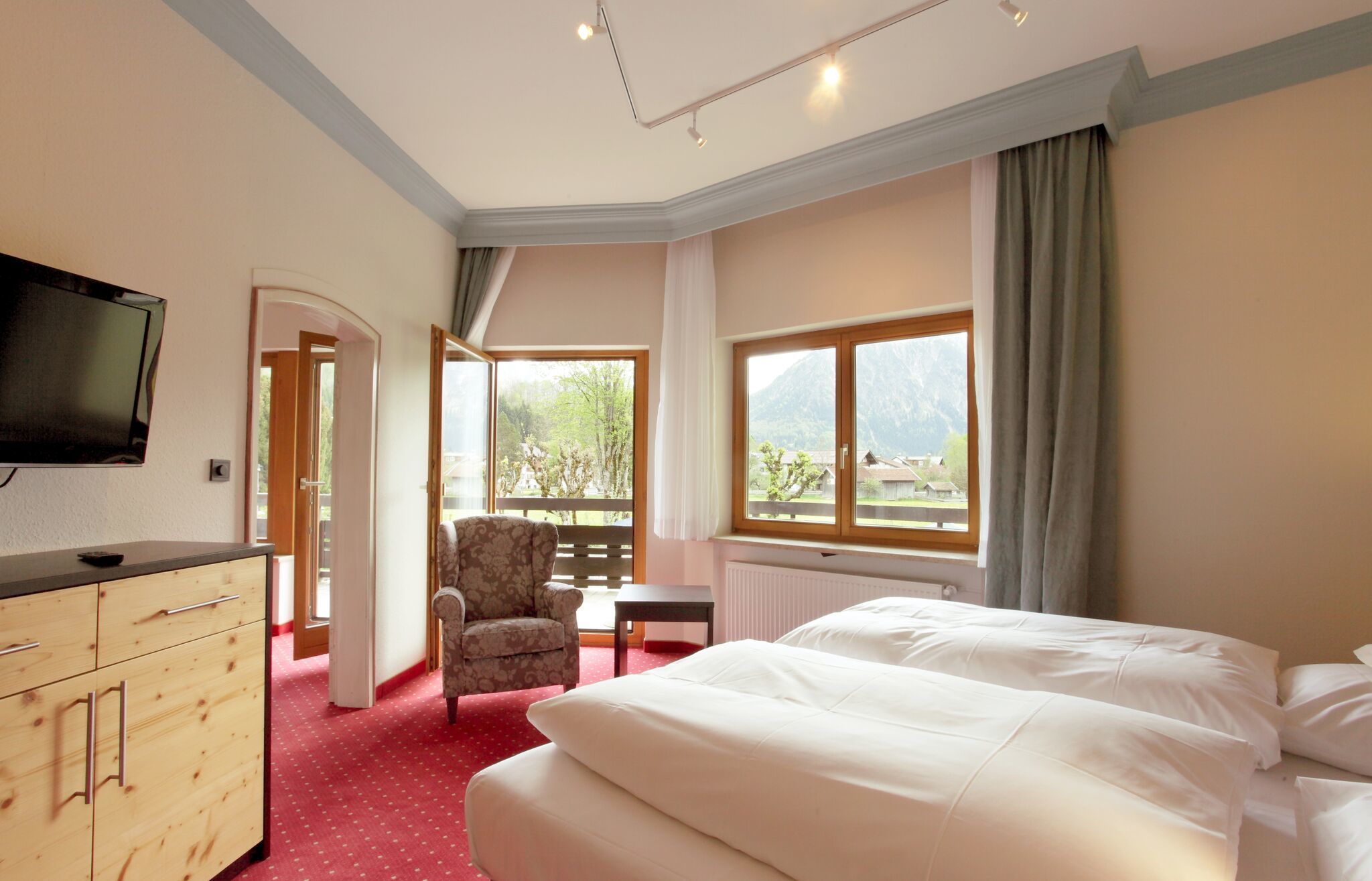 superior suite, 1 bedroom, balcony | minibar, in-room safe, iron/ironing board, rollaway beds