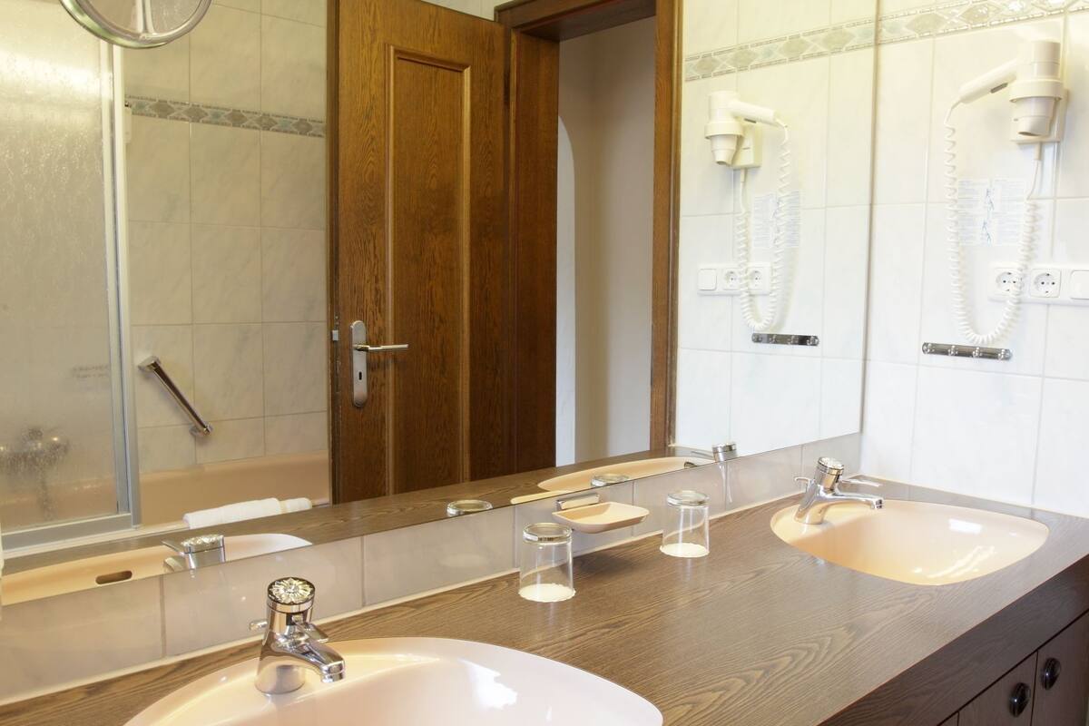 family suite, 1 bedroom | bathroom sink