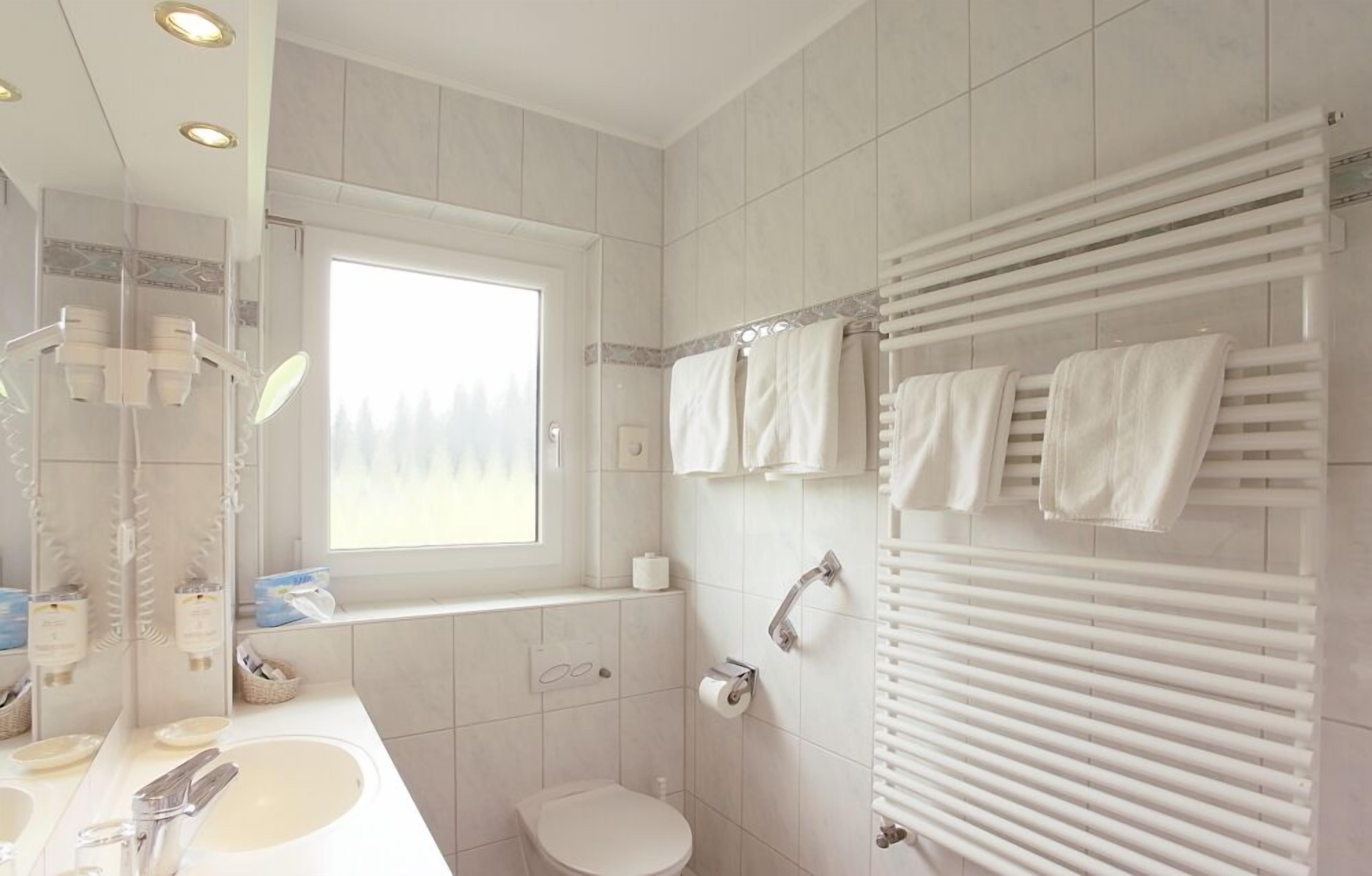 deep-soaking bathtub, free toiletries, towels