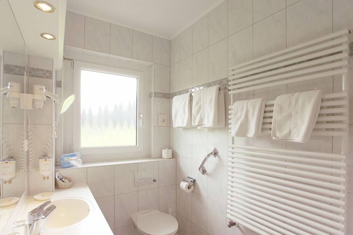 deep-soaking bathtub, free toiletries, towels