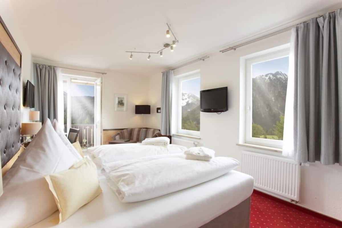 Minibar, safe på rommet og strykejern/-brett