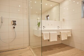 Deep-soaking bathtub, free toiletries, towels - Hotel Wittelsbacher Hof (Oberstdorf)
