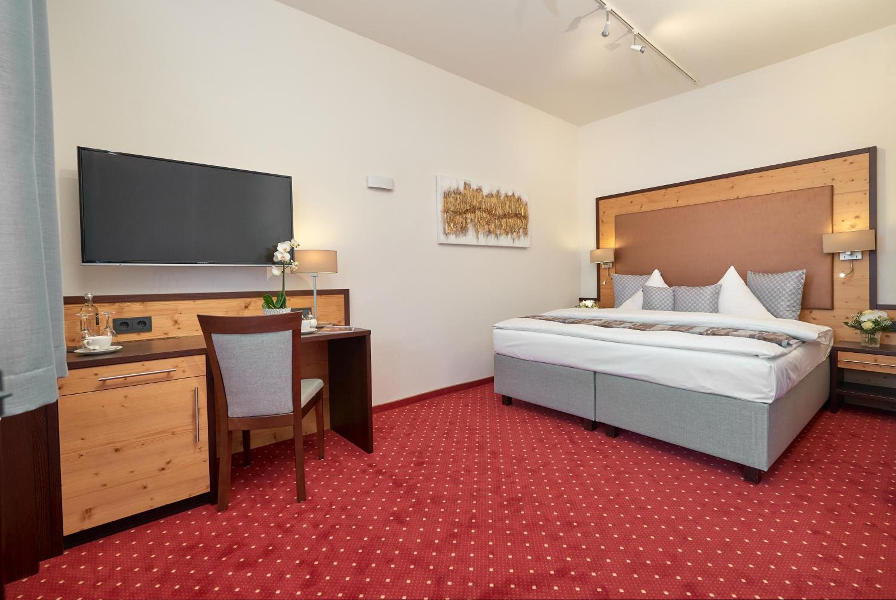 Frigobar, cofres nos quartos, ferros/tábuas de passar roupa