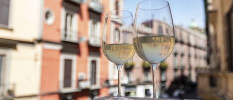 Luxe vierpersoonskamer, uitzicht op stad | Balkon