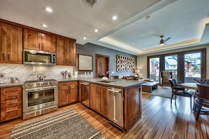 Kamer, 2 slaapkamers, uitzicht op bergen (Residence) | Privékeuken | Een koelkast, een microgolfoven, een oven, een kookplaat