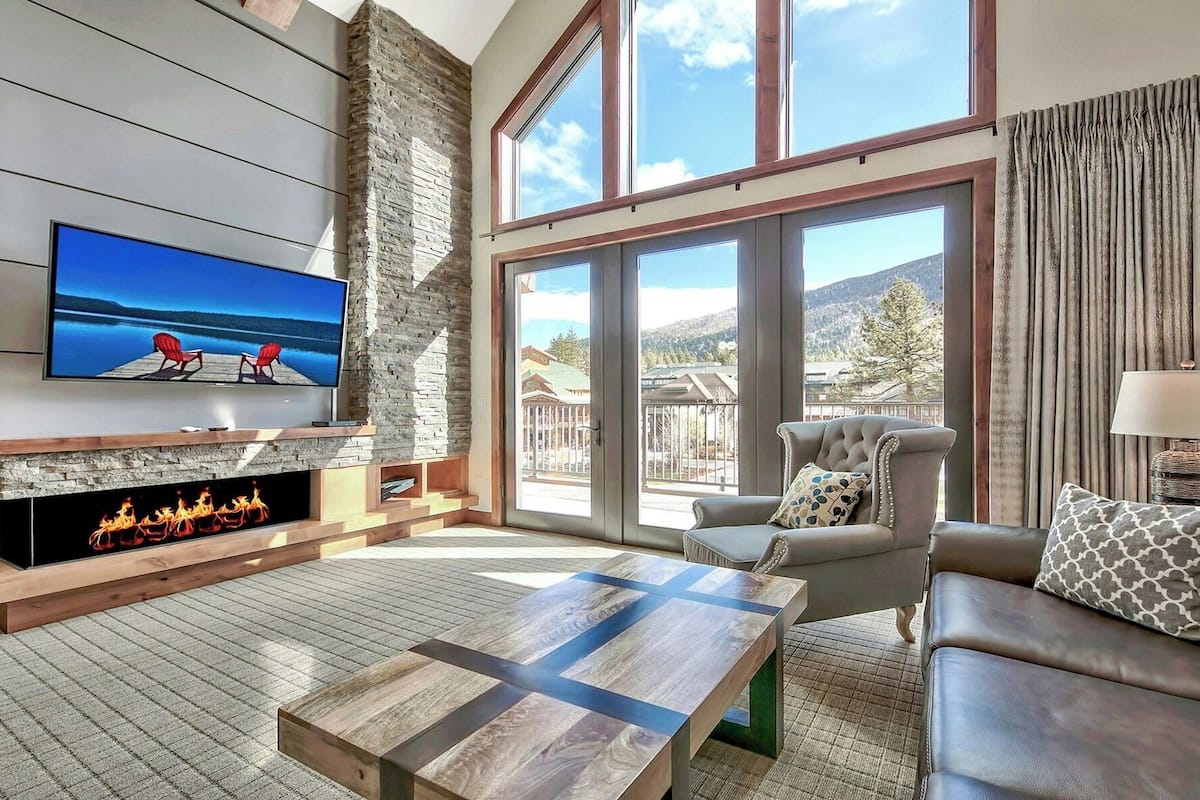 Room, 3 Bedrooms, Mountain View (Residence) | Living room | 50-inch TV with premium channels, fireplace