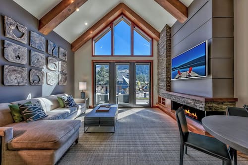 Room, 2 Bedrooms, Mountain View (Residence) | Living room | 50-inch TV with premium channels, fireplace