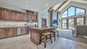 Room, 3 Bedrooms, Mountain View (Residence) | Dining room