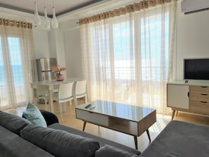 Appartement Panoramique, 1 chambre, terrasse, vue mer (Gardenia) | Coin séjour | Télévision à écran plat de 32 pouces avec chaînes par satellite
