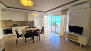 Appartement Familial, 2 chambres, terrasse, vue mer (Celosia) | Coin séjour | Télévision à écran plat de 32 pouces avec chaînes par satellite