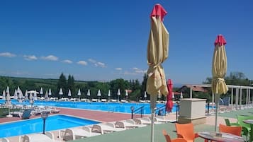 2 piscine all'aperto, cabine incluse nel prezzo, ombrelloni da piscina