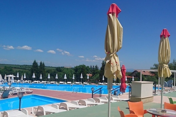 2 outdoor pools, free cabanas, pool umbrellas