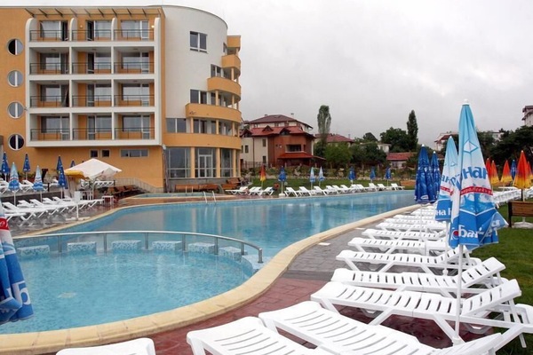 2 buitenzwembaden, gratis zwembadcabana's en parasols bij het zwembad