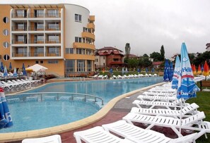 2 piscinas al aire libre, camas de piscina gratis, sombrillas