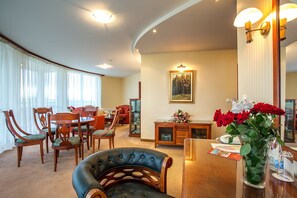 Presidential Suite | Egyptian cotton sheets, premium bedding, down duvets, minibar - Bankya Palace (Sofia)