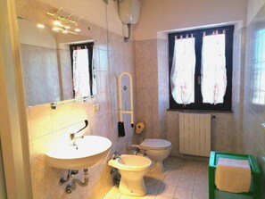 Regadera, secadora de cabello, bidet