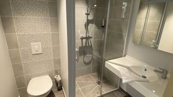 Shower, rainfall showerhead, free toiletries, hair dryer
