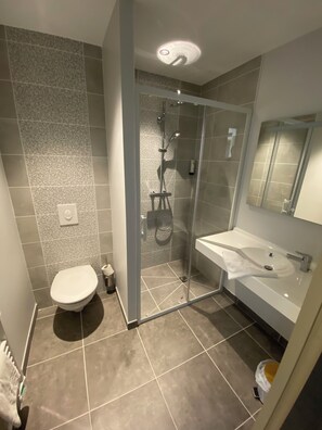 Shower, rainfall showerhead, free toiletries, hair dryer