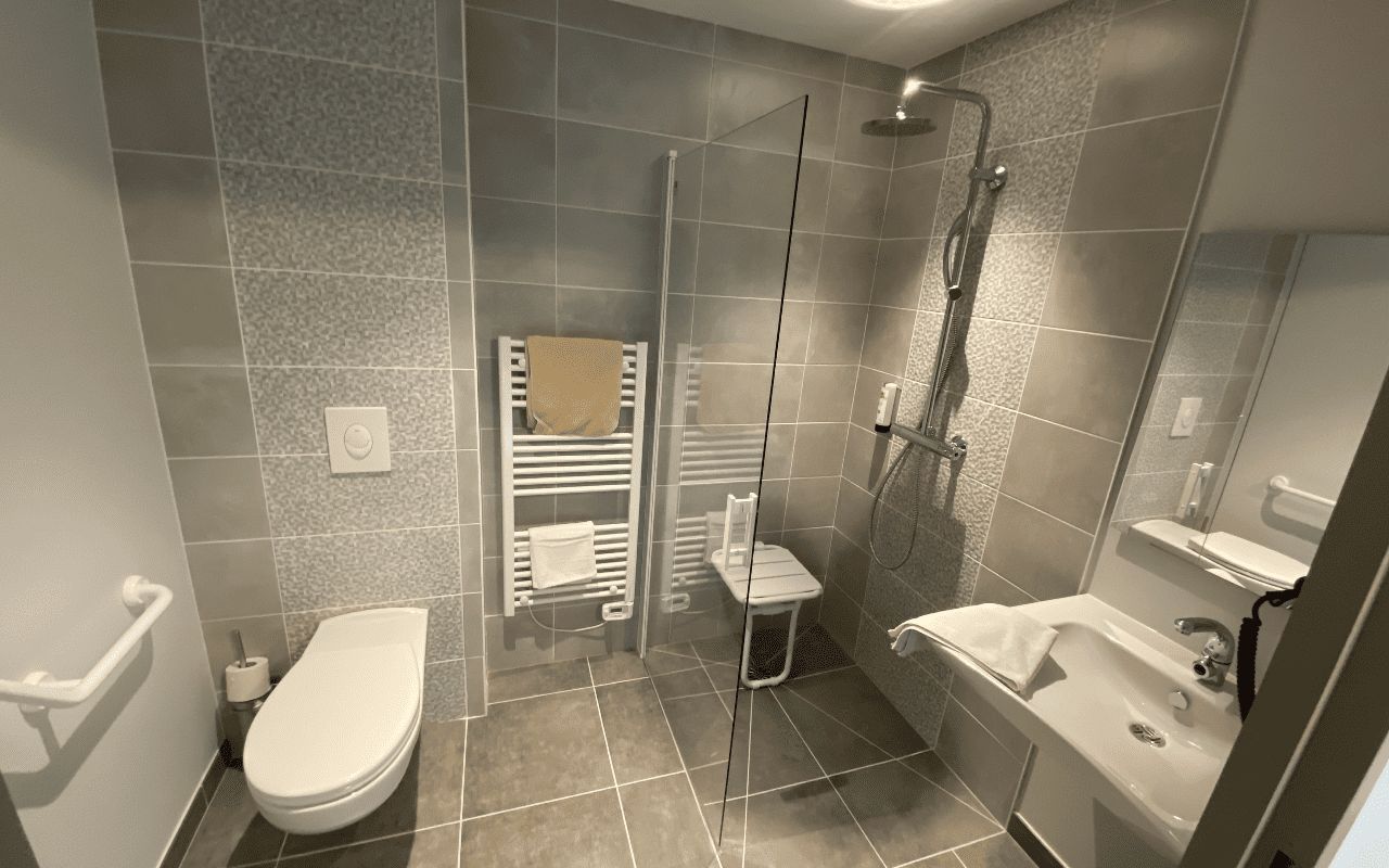 Un baño moderno con inodoro, ducha y lavamanos.