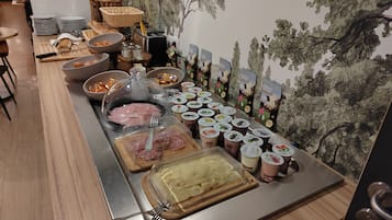 Se ofrece un desayuno bufé (8.00 EUR por persona)
