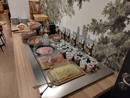 Montaje de bufé con diversos alimentos y salsas.
