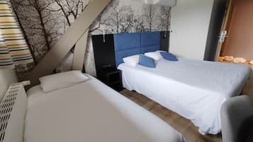 Comfort driepersoonskamer | 1 slaapkamer, een bureau, een laptopwerkplek, verduisterende gordijnen