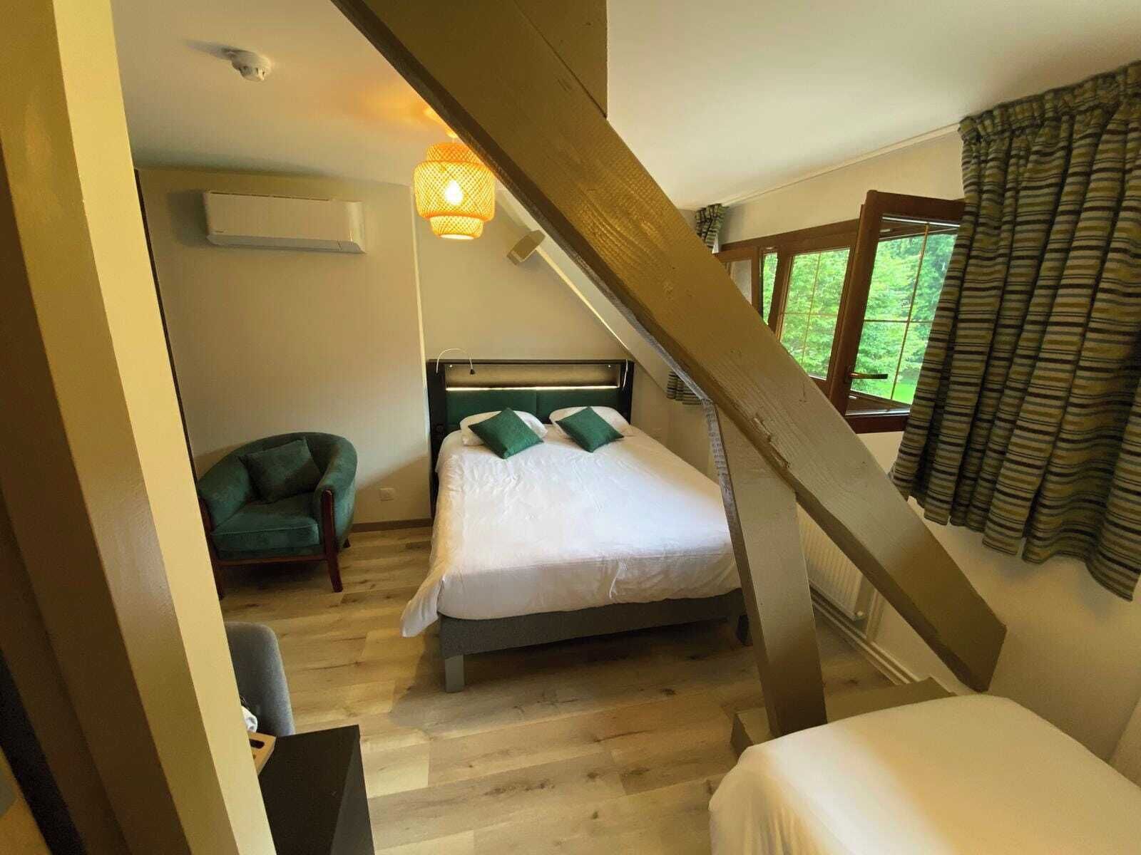 Quarto com design assinado | Escrivaninha, espaço de trabalho para notebook, cortinas blackout