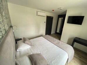Quarto casal conforto | Escrivaninha, espaço de trabalho para notebook, cortinas blackout