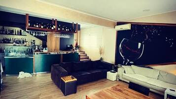 Flat-screen TV, heated floors