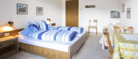 Dubbelrum eller tvåbäddsrum | Skrivbord, gratis barnsängar, extrasängar och gratis wi-fi