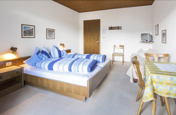 Double or Twin Room | Desk, free cots/infant beds, rollaway beds, free WiFi - Pension Kofler (Lana)
